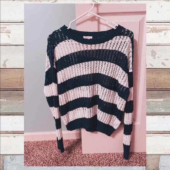 A cute sweater - Picture 1 of 1